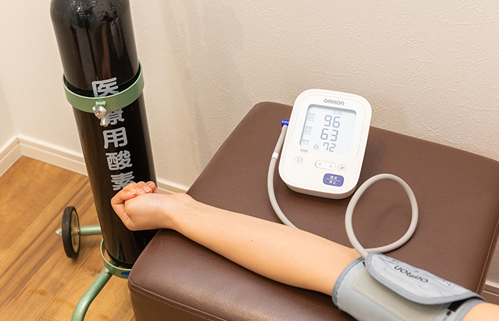 酸素ボンベ、血圧計